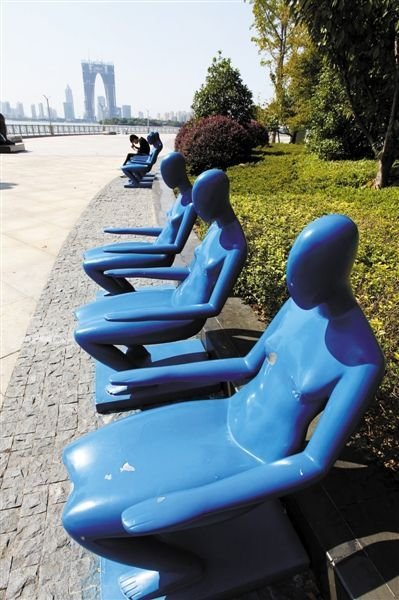 裸女座椅雕塑现身工业园区 被疑亵渎女性
