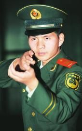 10月15日，武警广元支队狙击手杜峰峰讲述击毙歹徒时的场景。