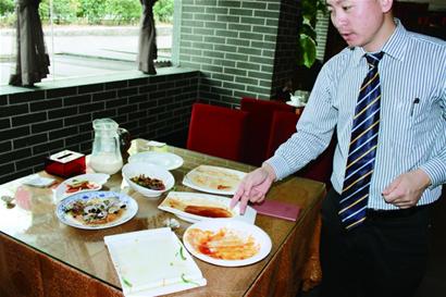 青岛自助餐浪费逆天蛋只吃蛋清蟹只吃盖 5千元婚宴至少扔2千