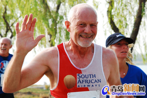 国际航协马拉松青岛开赛 78岁老人跑完全程