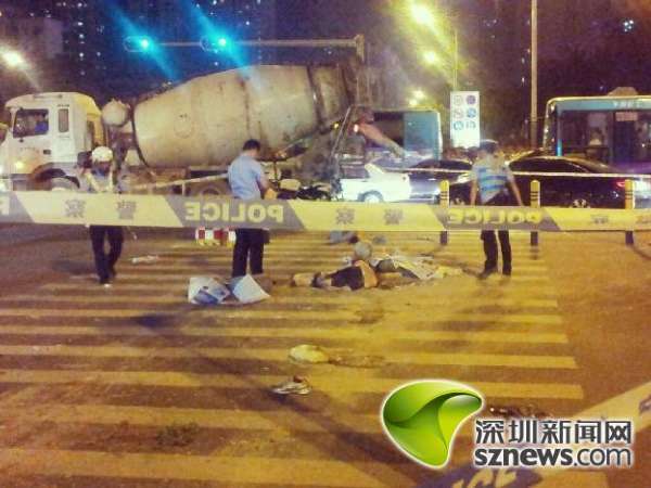 深圳闹市泥头车冲上安全岛 致3死3伤