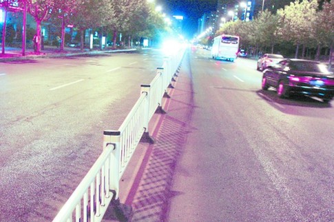 南京路中间的护栏，对阻止乱穿马路、车辆乱掉头起了一定作用。