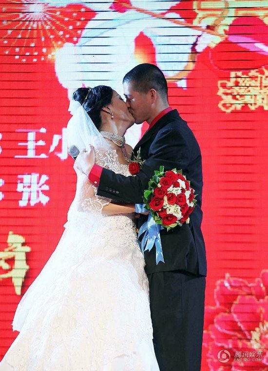 赵本山弟子王小虎补办婚礼 结婚12年后激情拥吻