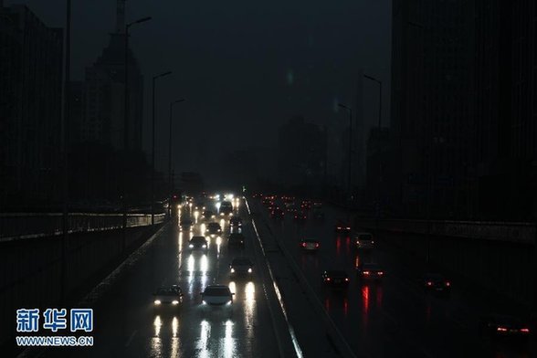 北京降雨乌云密布 下午两点如同深夜