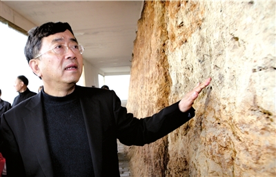 2011年11月8日，著名作家余秋雨在河南省三门峡市参观仰韶文化博物馆。 图/CFP
