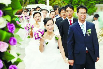 12对新人办低碳婚礼:新郎新娘骑行赴婚宴