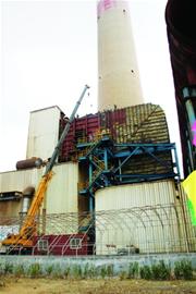 全省电厂治污青岛启动 黄岛拆除80吨重小烟囱