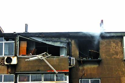 青岛居民家煤气爆燃 女房主被大火逼到窗外坠亡