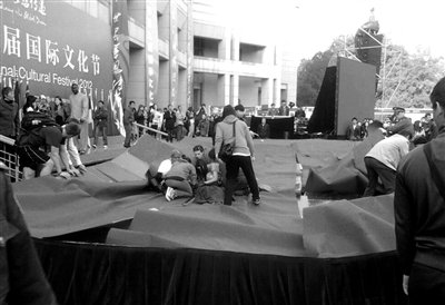 大学生集体跳《江南style》致舞台坍塌(图)