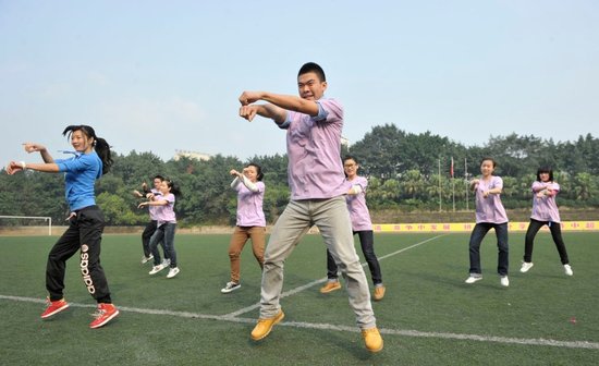 重庆南开中学体育老师将其改编成适合中学生的课间操