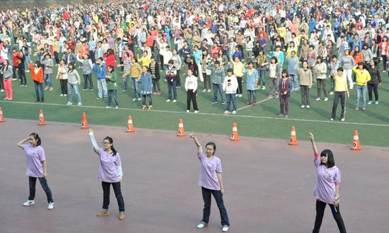 重庆南开中学体育老师将其改编成适合中学生的课间操