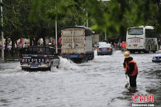 台风山神过境三亚大风暴雨 市民街上下网捕鱼