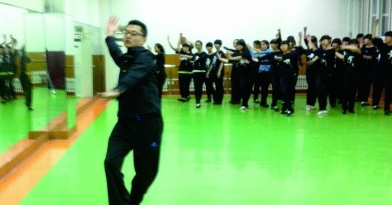 青岛男舞蹈老师教女生跳舞怕误会 自带扫帚上课