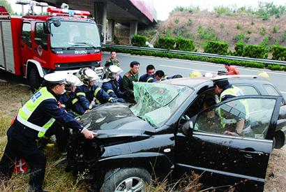 青兰高速昨发车祸3人受伤 越野车严重变形