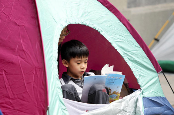 孩子上兴趣班家长搭帐篷陪读