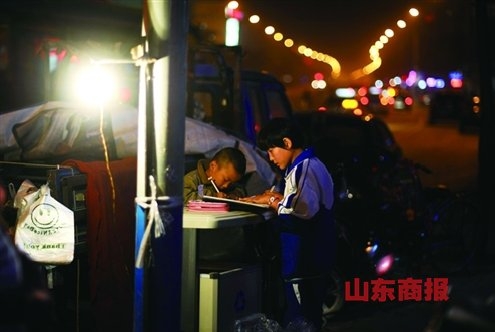 中国“摊二代”生活现状:垃圾桶上写作业