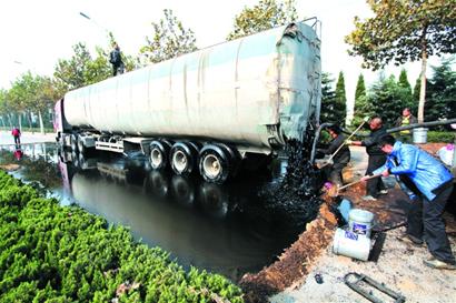 青岛2油罐车追尾10吨原油泄露 路变百米黑河