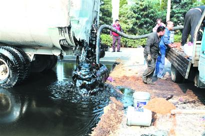 青岛2油罐车追尾10吨原油泄露 路变百米黑河