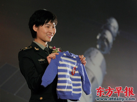 昨日，上海科技馆，刘洋展示亲手编织送给残疾儿童的毛衣。早报记者 徐晓林 图