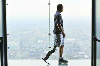 美国男子将用意念控制仿生假肢爬上103层高楼