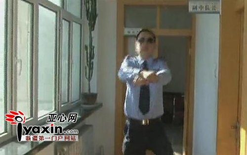 新疆民警派出所内跳骑马舞 网友称太欢乐(图)
