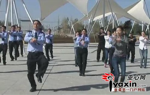新疆民警派出所内跳骑马舞 网友称太欢乐(图)