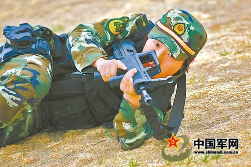 中国女兵走向作战岗位：风吹玉手炼铁骨(图)
