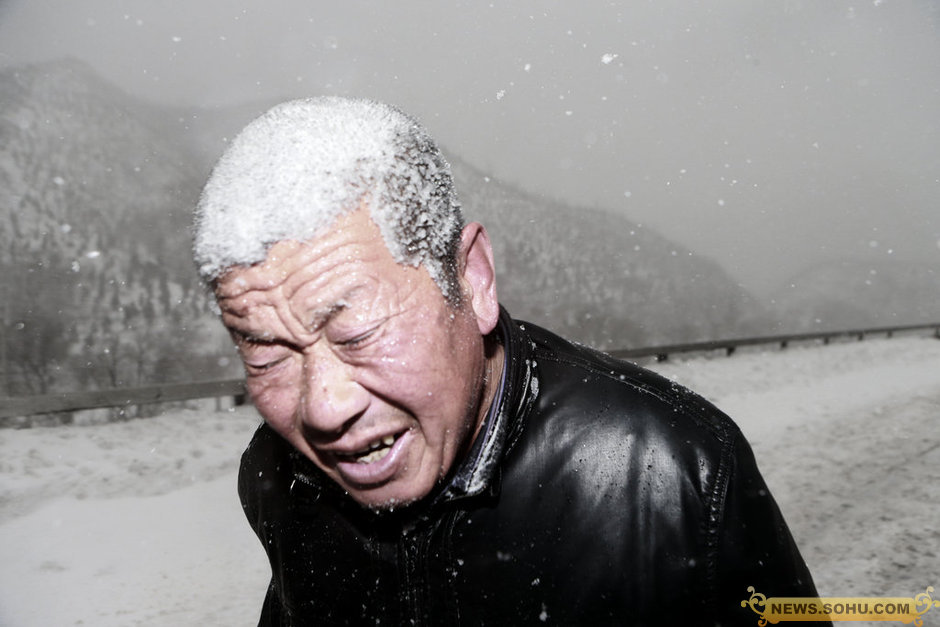 京藏高速数千受困者雪中大转移 头发结满冰碴