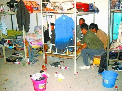 武汉50多男女民工混居地下室 空气浑浊垃圾遍地