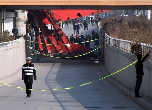 哈尔滨在建工地发生架桥机倒塌事故 多人伤亡