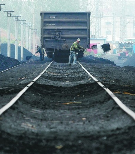 青岛最大供热煤场:煤炭堆成山 日出3千吨天天洒水