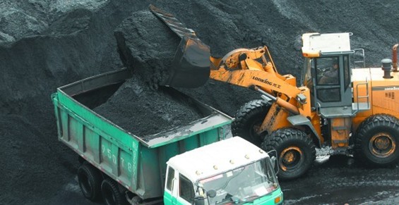 青岛最大供热煤场:煤炭堆成山 日出3千吨天天洒水