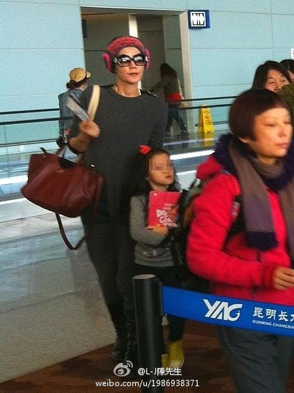 王菲和李嫣在昆明机场准备登机(图片来自微博网友@文艺复兴艺术家)