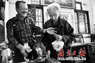 蔡松合(左)与司徒明老人。王乐 摄