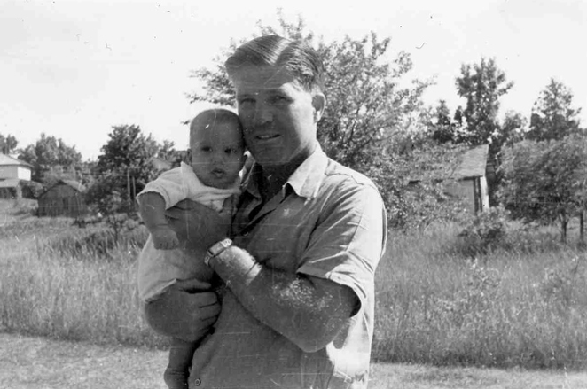1947年，前密歇根州州长乔治·罗姆尼(George Romney)抱着他的儿子米特·罗姆尼(Mitt Romney)。