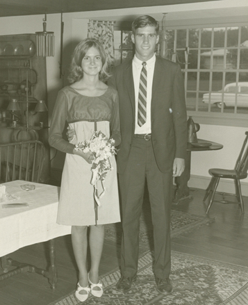 1965年，安和米特前往一场高中舞会。这一对在底特律富人区布卢姆菲尔德希尔斯(Bloomfield Hills)长大，安的实业家父亲曾是这里的市长。