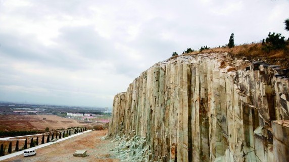 即墨马山被封世界3大石柱群之一 木化石穿越1.3亿年