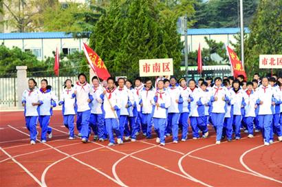 青岛百万中小学生开始冬季长跑 高中男生跑3千米