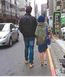 蔡依林与男友锦荣逛街被拍 亲密牵手毫不遮掩(图)