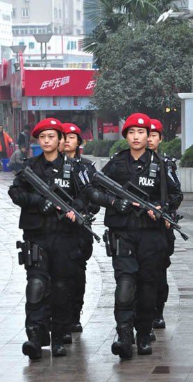 合肥女特警首次街头巡逻 全副武装被赞拉风(图) 合肥女特警首次街头巡逻 全副武装被赞拉风(图)