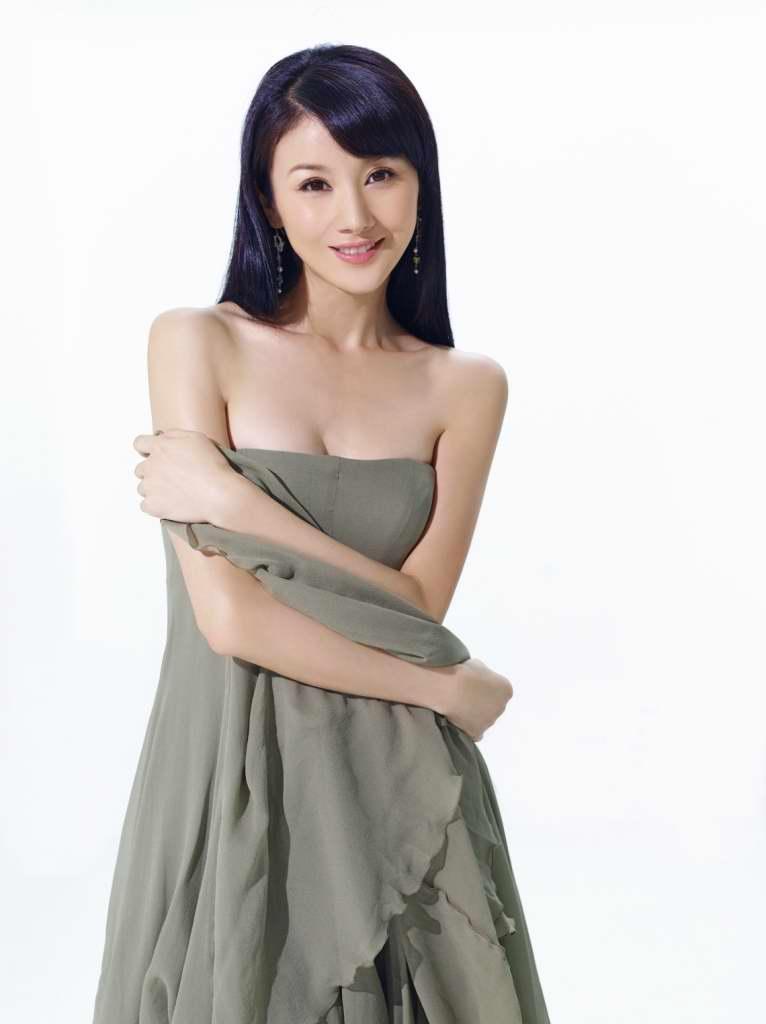 <em>孙菲菲裙子脱落</em>上身失守 伪造胸器被揭穿的女
