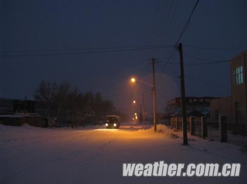 河北尚义县出现降雪 累计积雪深度达8厘米(图)