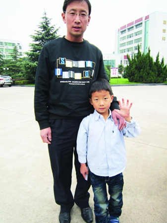 王劭彦和儿子王鼎森。记者杨佳峰 摄
