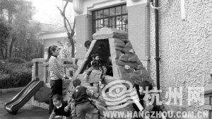 上海一所公办幼儿园内，老师看护着孩子们做游戏。 见习记者 刘彦朋 摄
