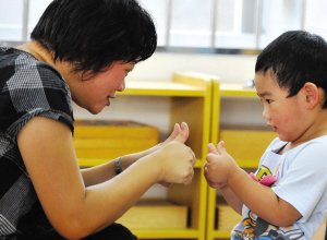 2010年9月7日，浙江省舟山一所幼儿园，一位老师和她的“学生孩子”。