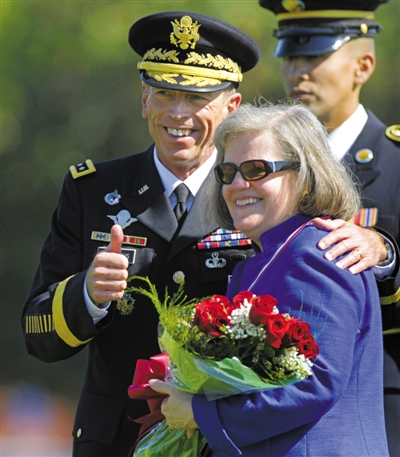 2011年8月31日，美国阿灵顿国家公墓，彼得雷乌斯将军与妻子参加军人纪念活动。