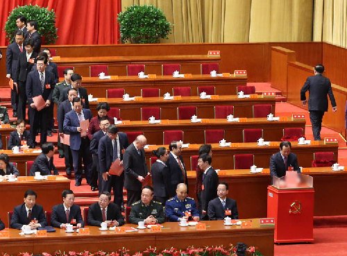 11月14日，中国共产党第十八次全国代表大会闭幕会在北京人民大会堂举行。这是代表投票选举中央委员会委员、候补委员和中央纪律检查委员会委员。新华社记者 丁林 摄