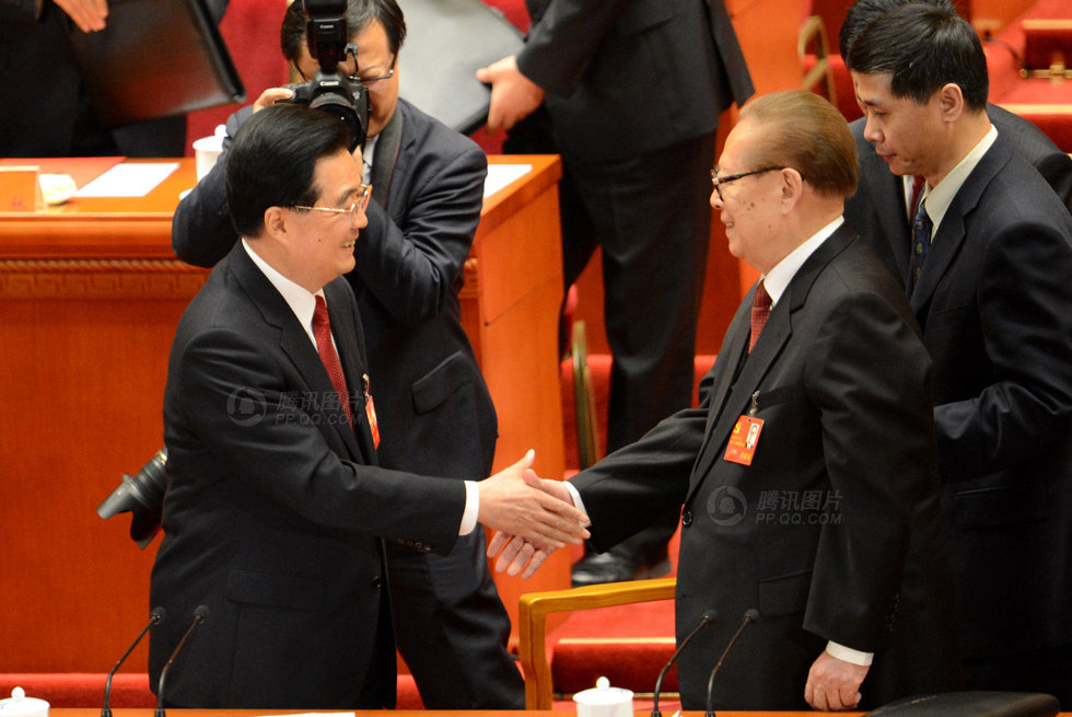 大会闭幕后，胡锦涛与江泽民握手。
