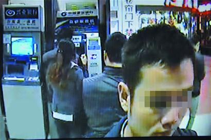 香港中路大型超市发生团伙盗窃案 3分钟调包银行卡