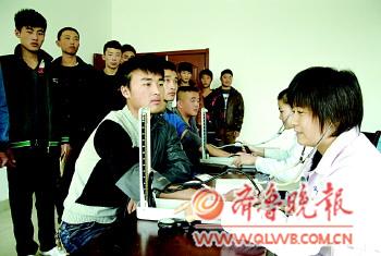 适龄青年正在体检。本报记者黄广华摄